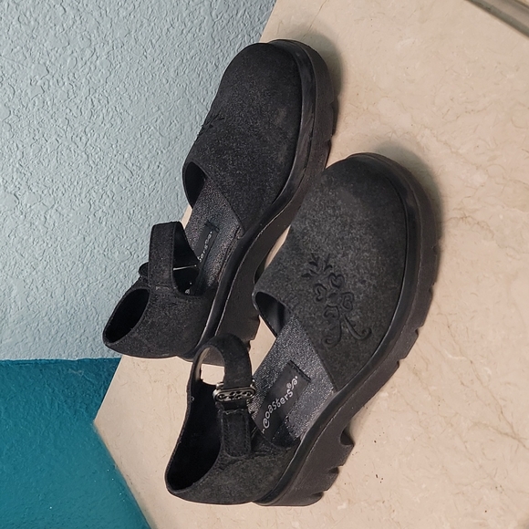 Coaster Other - Girl's Dress Shoes with Chunky Heel